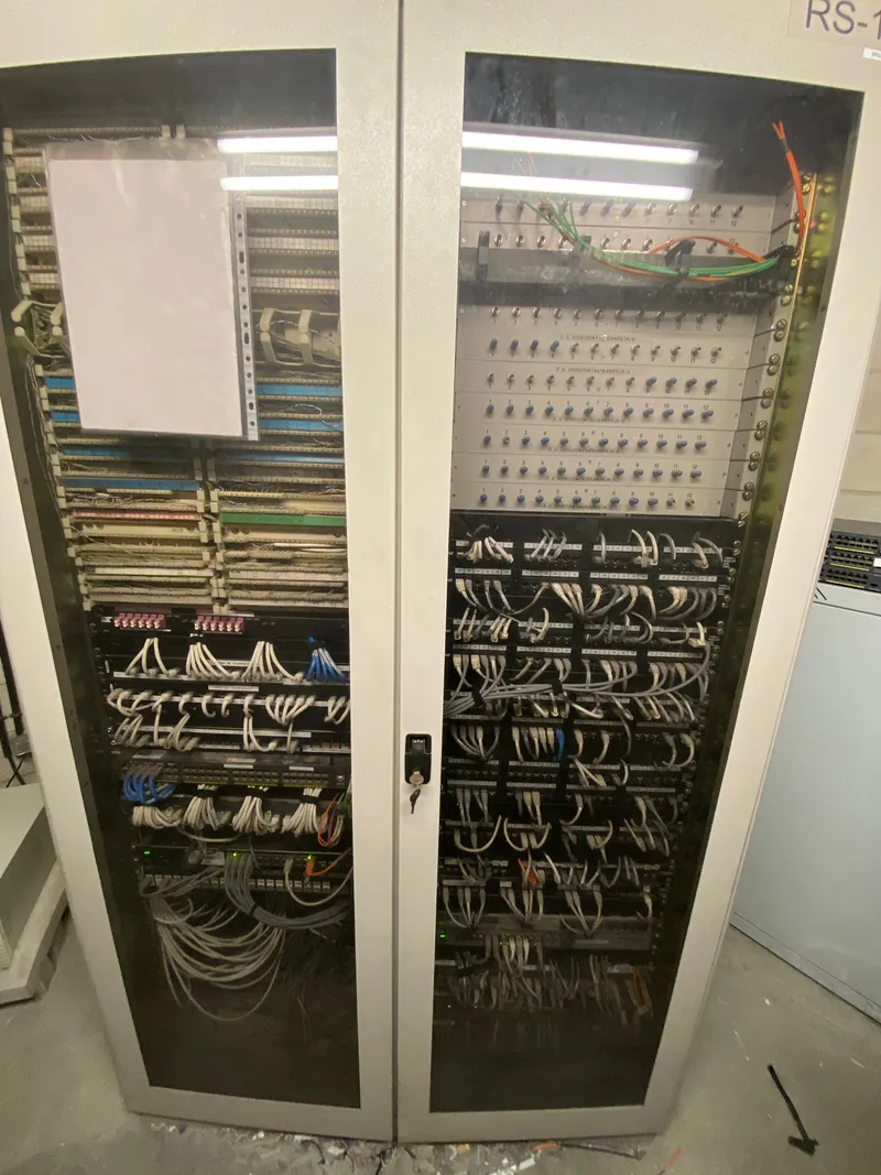 Armario de comunicaciones normalizado con cableado ordenado y alimentación estructurada