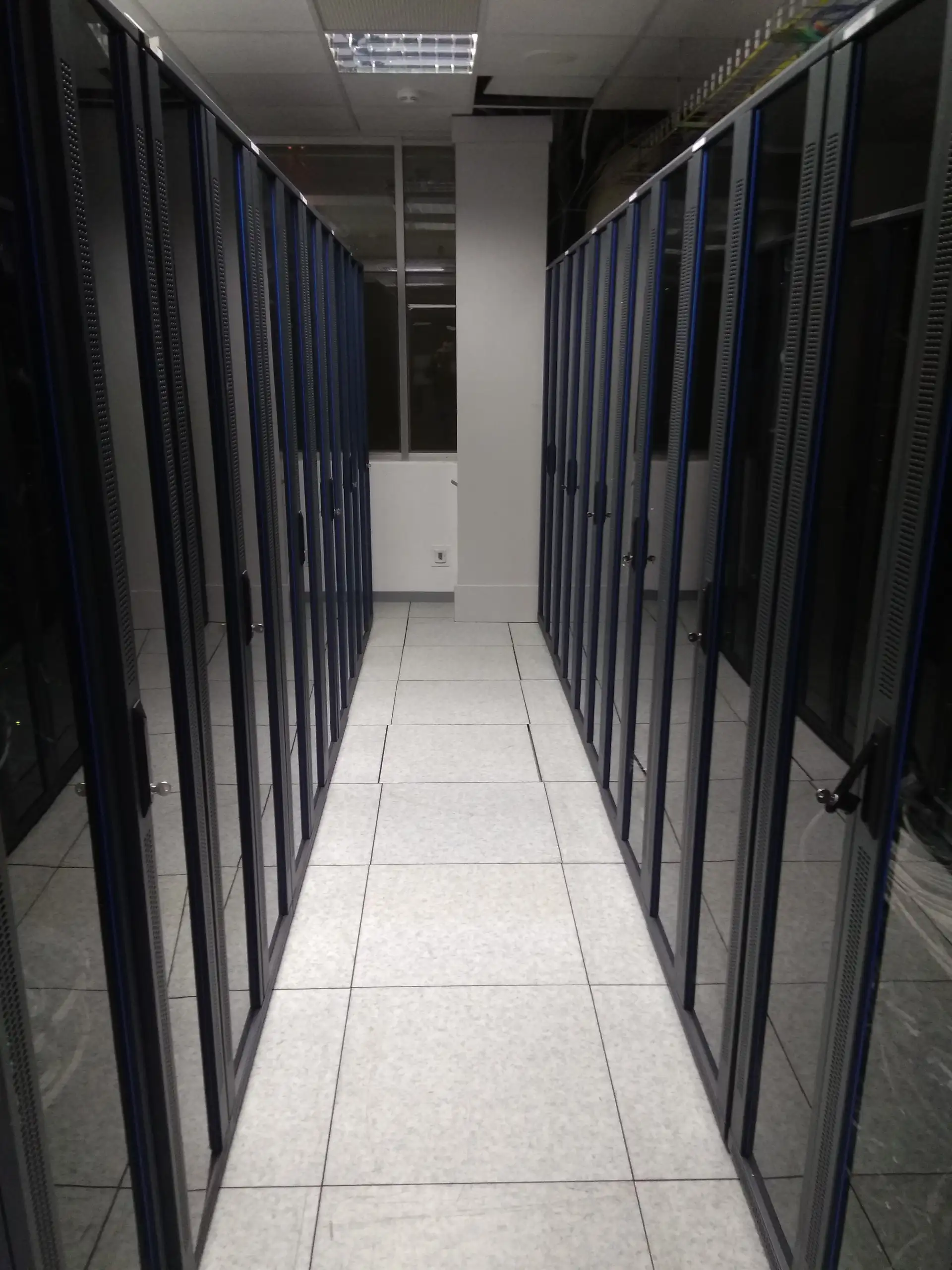 Centro de datos modular con racks alineados y pasillo técnico organizado