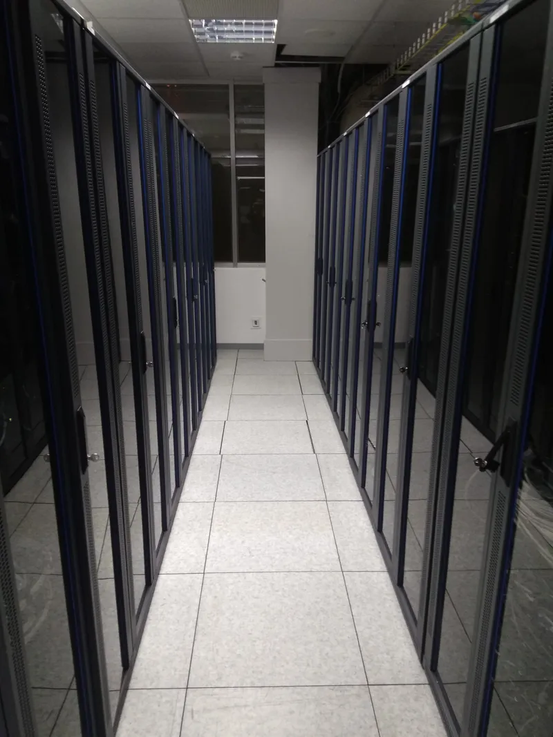 Centro de datos modular con racks alineados y pasillo técnico organizado