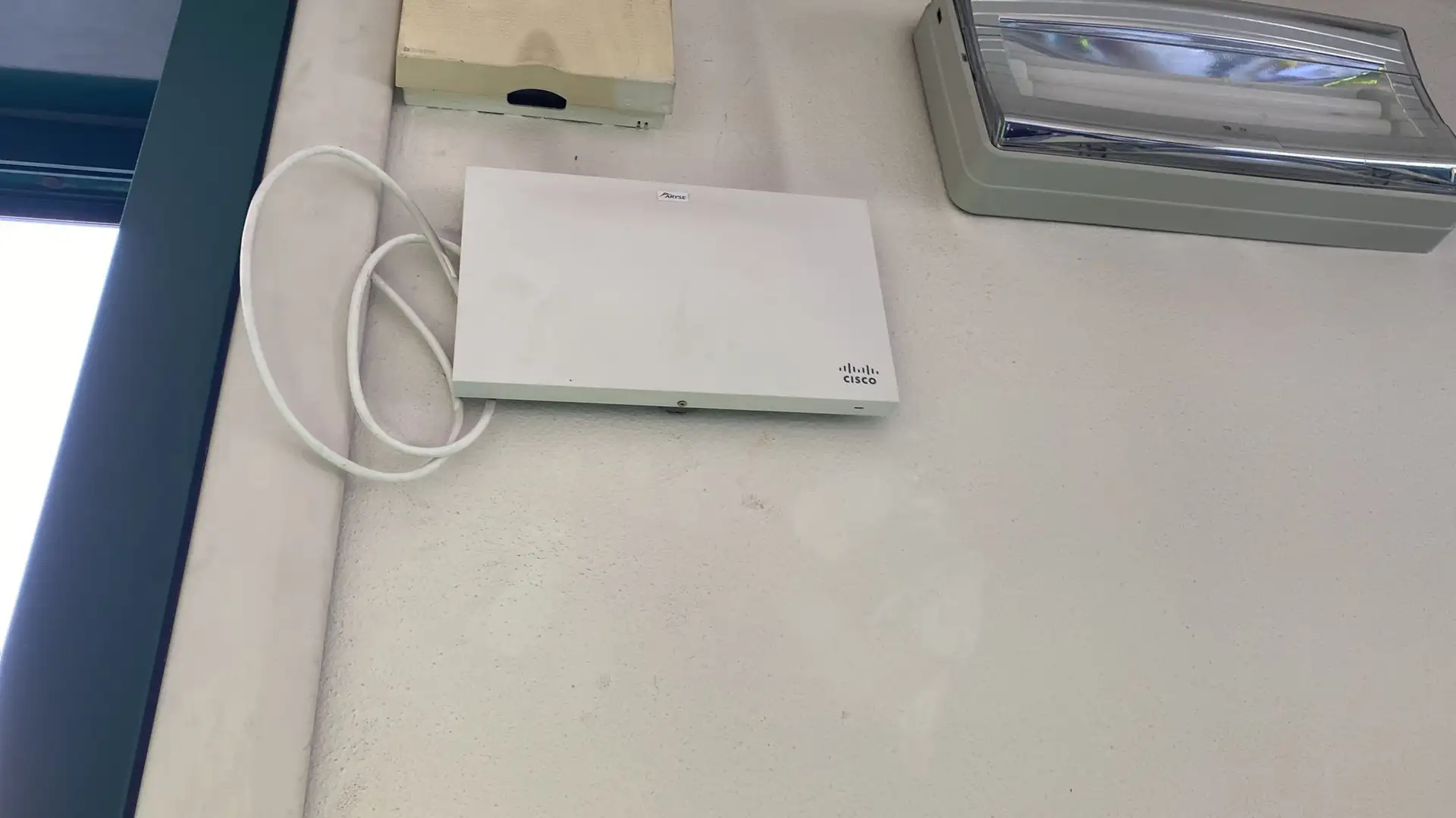Instalación de punto de acceso Wi-Fi industrial en nave logística
