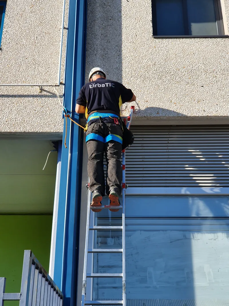 Técnico realizando trabajos en altura con plataforma elevadora en entorno industrial