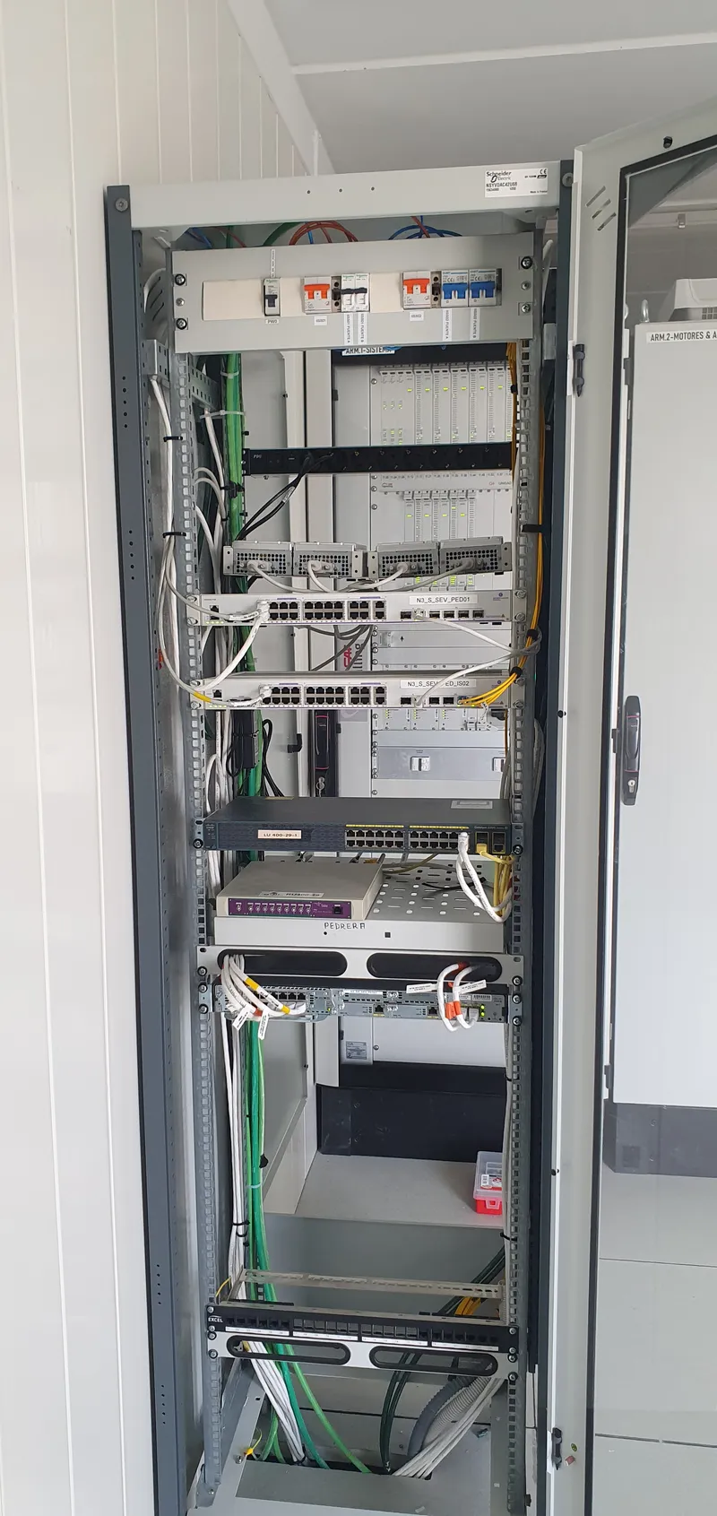 Armario técnico de comunicaciones con alimentación DC, electrónica de control y cableado organizado en entorno de infraestructura crítica
