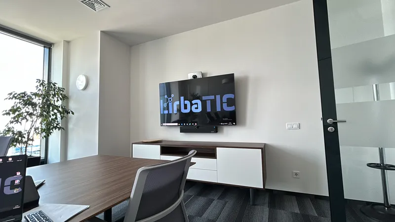 Sala de reuniones corporativa con sistema de videoconferencia integrado
