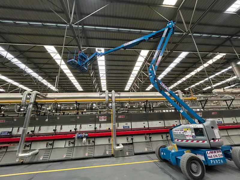 Trabajos en altura en instalación industrial con plataforma elevadora