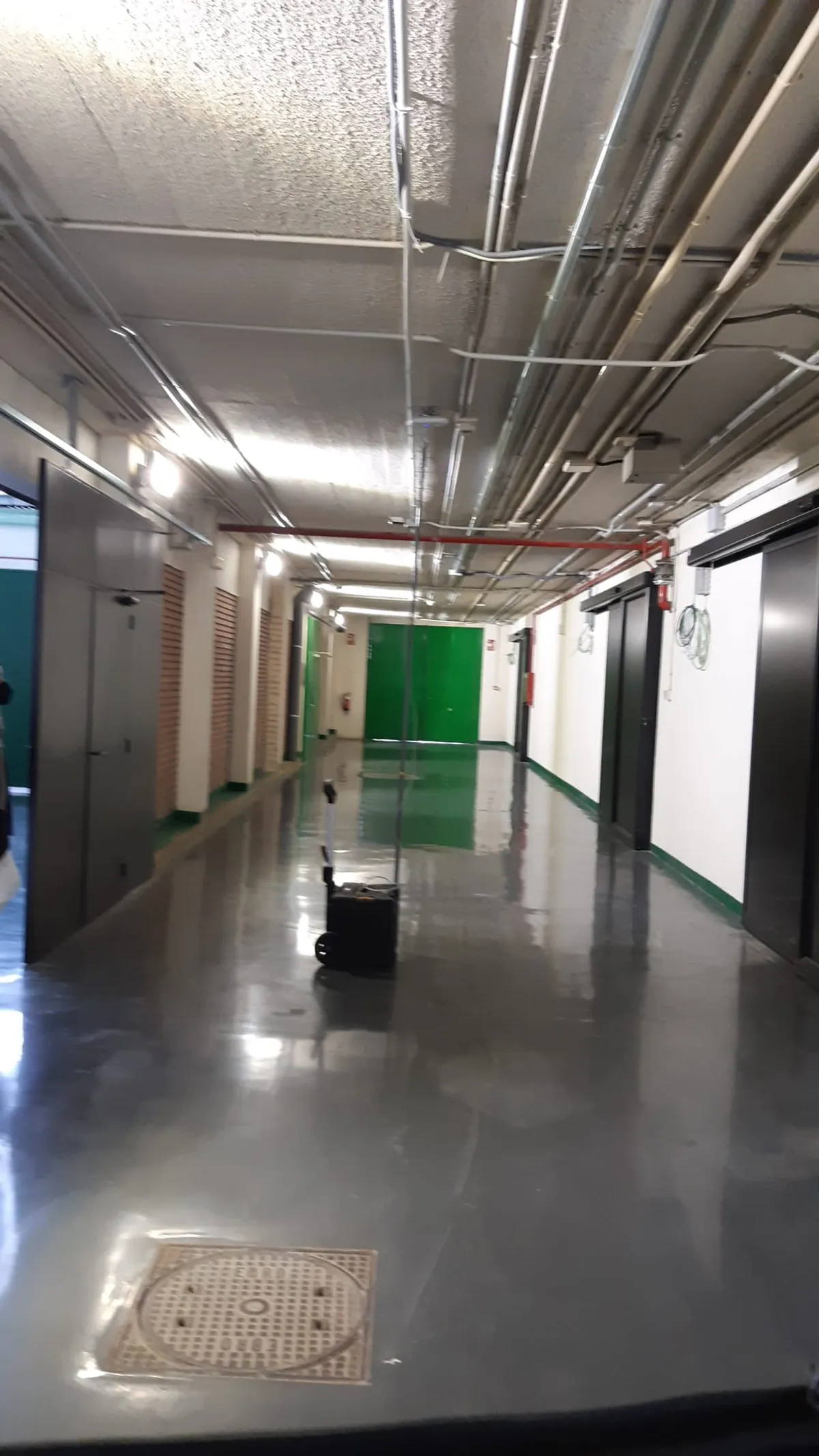Toma de medidas de señal Wi-Fi en pasillo de almacén industrial