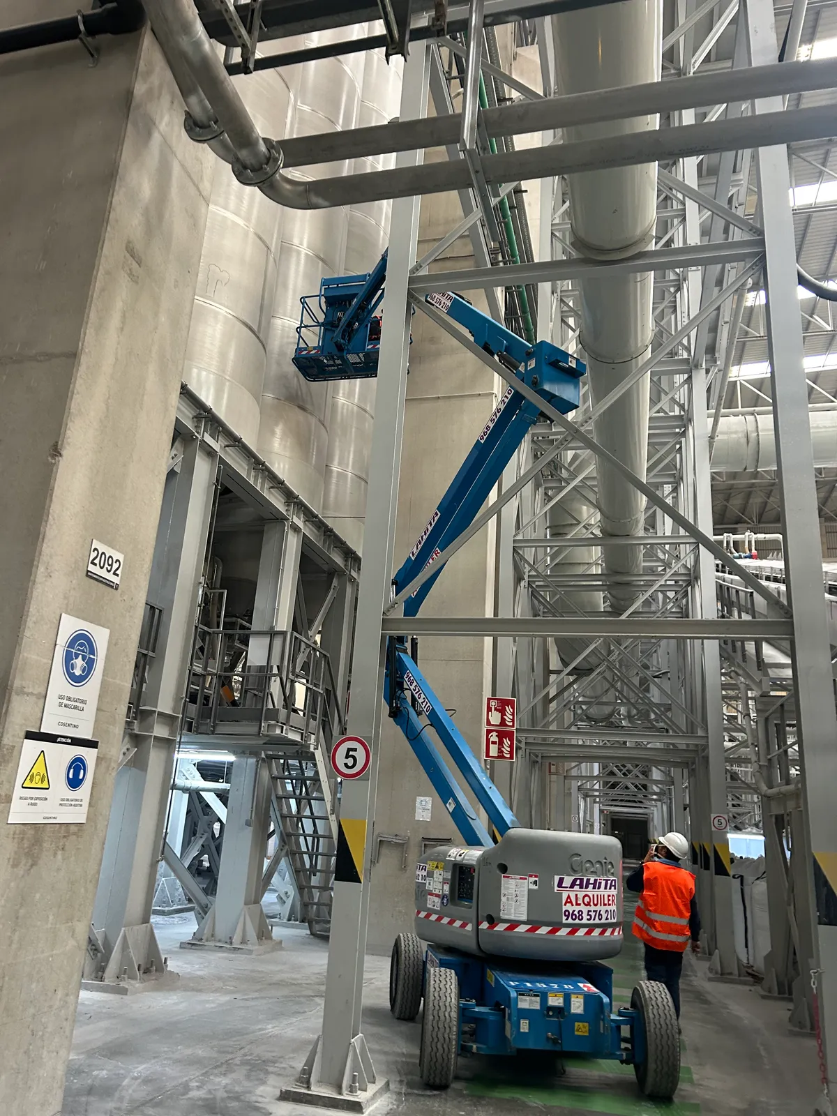 Plataforma elevadora realizando trabajos en altura