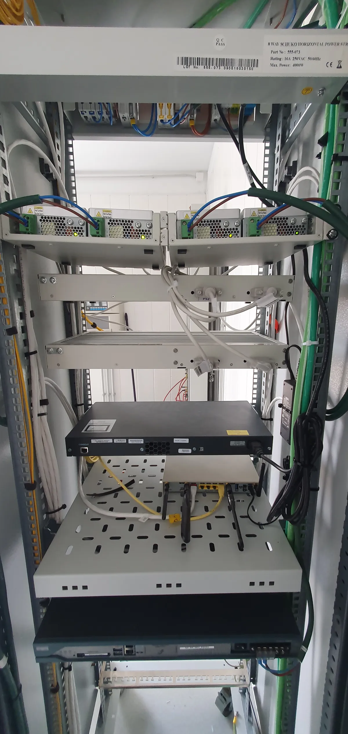 Vista general del armario técnico con cableado organizado, electrónica de control y espacio operativo para mantenimiento