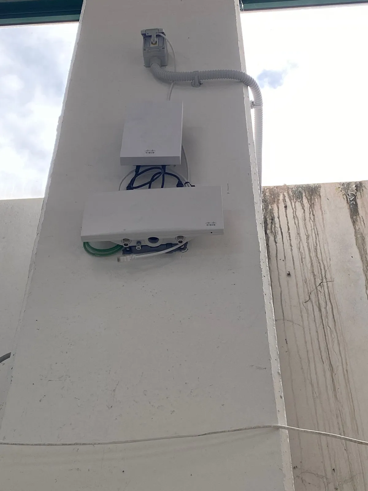 Caja de comunicaciones Cisco instalada en pilar estructural
