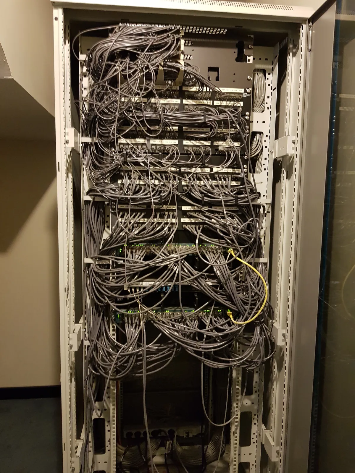 Estado inicial del rack con cableado desordenado y difícil trazabilidad