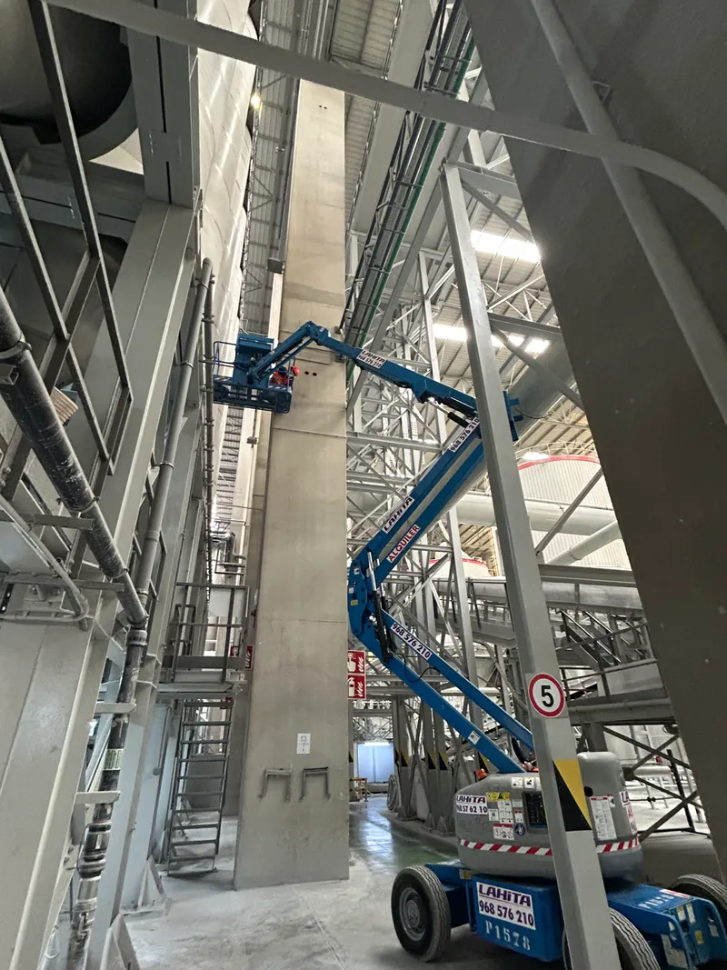 Intervención técnica en estructura industrial elevada