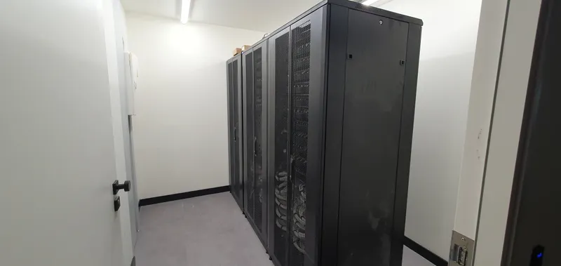 Racks de comunicaciones alineados en sala técnica