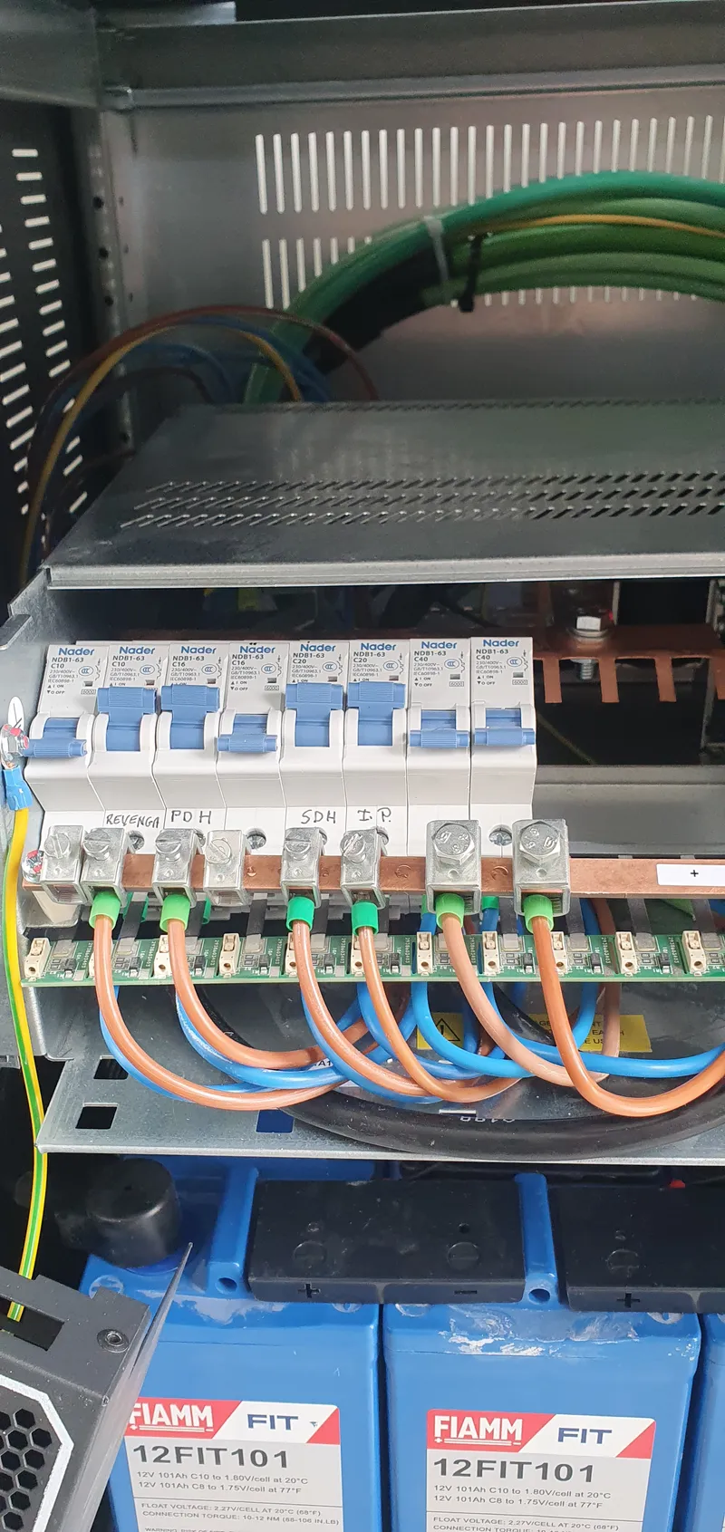 Interior del armario con distribución ordenada de equipos, latiguillos y rutas de cableado para facilitar intervención y diagnóstico
