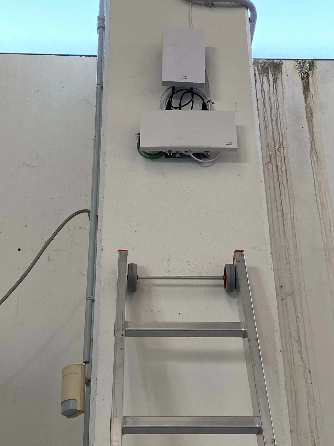Proceso de instalación en altura con escalera y sistema de fijación específico