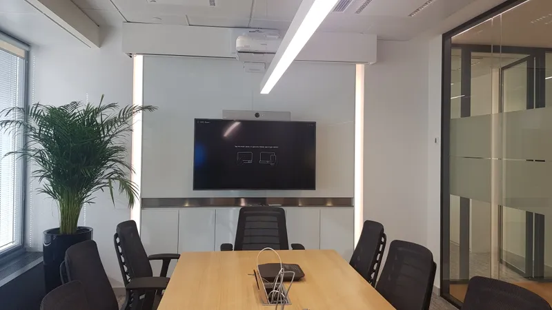 Integración de pantalla y cámara de videoconferencia en sala corporativa