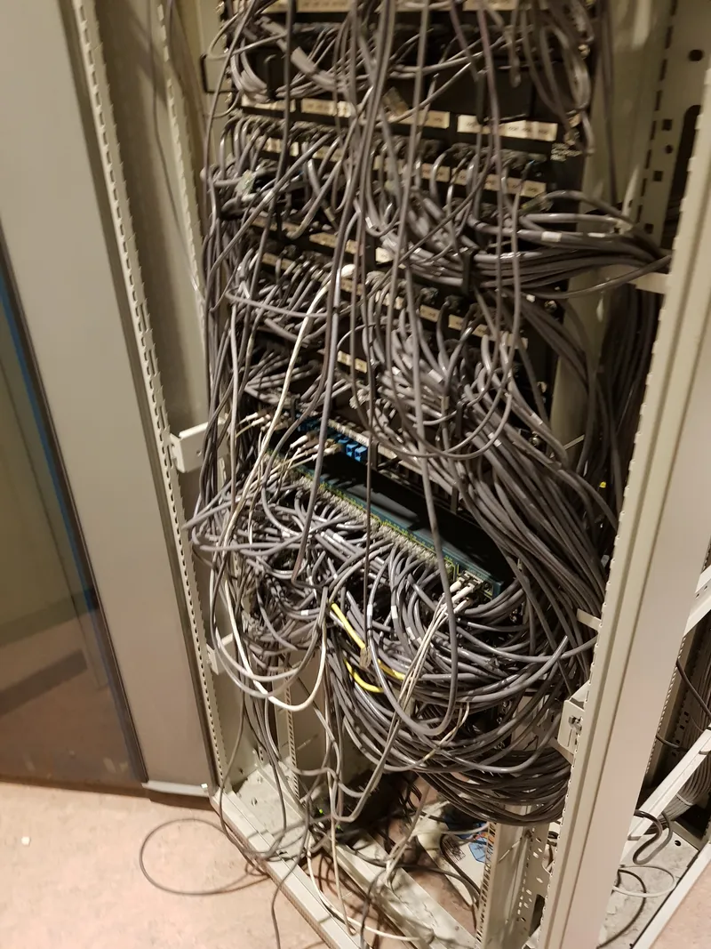 Detalle del interior del armario antes de la reorganización del cableado