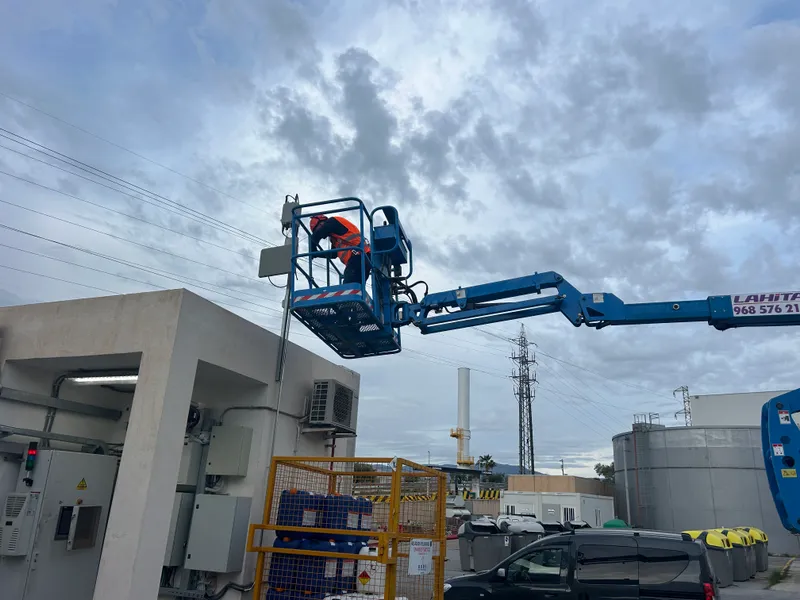 Plataforma elevadora para instalación técnica en exterior
