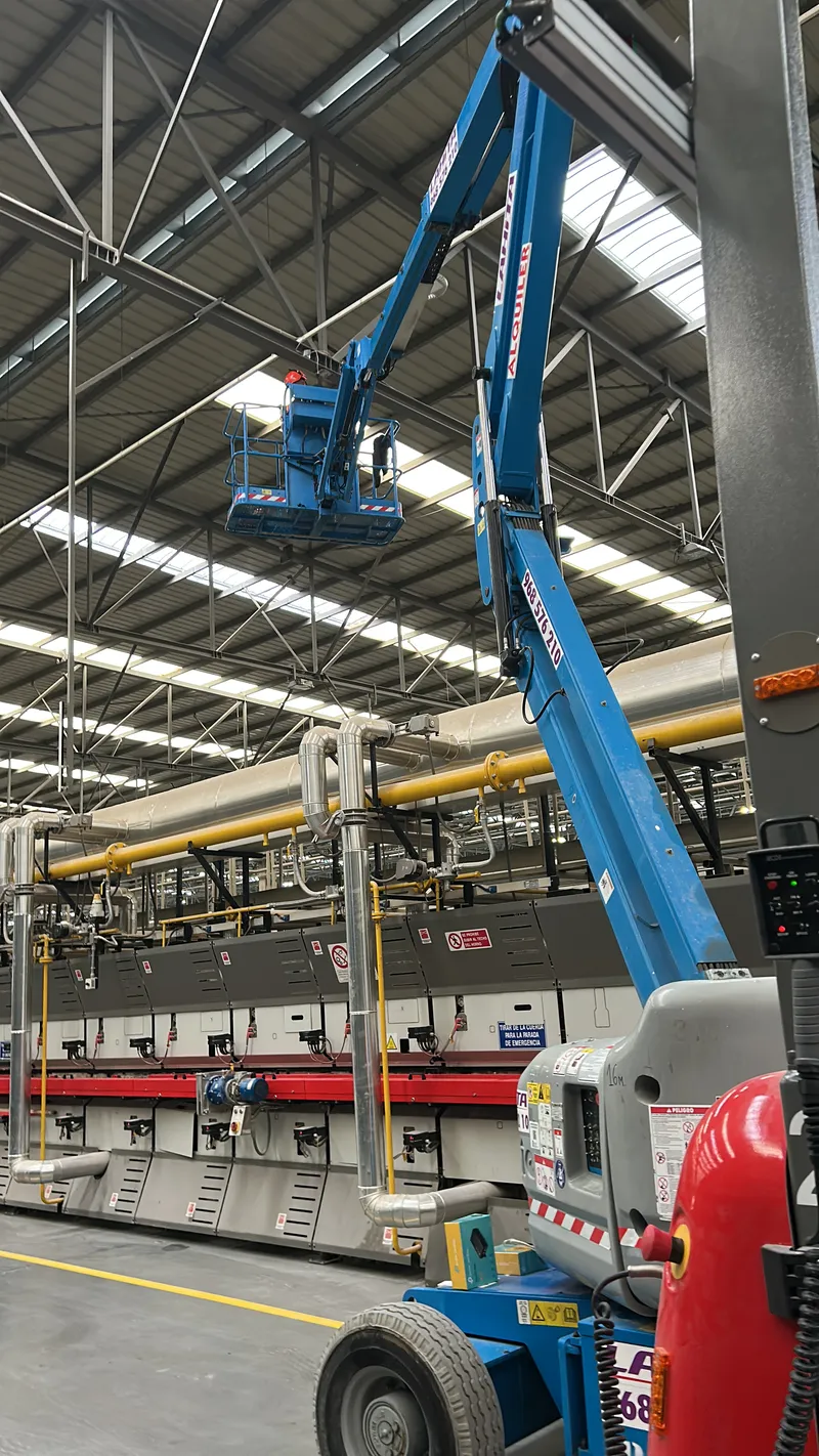 Operario realizando trabajos en altura con EPIs