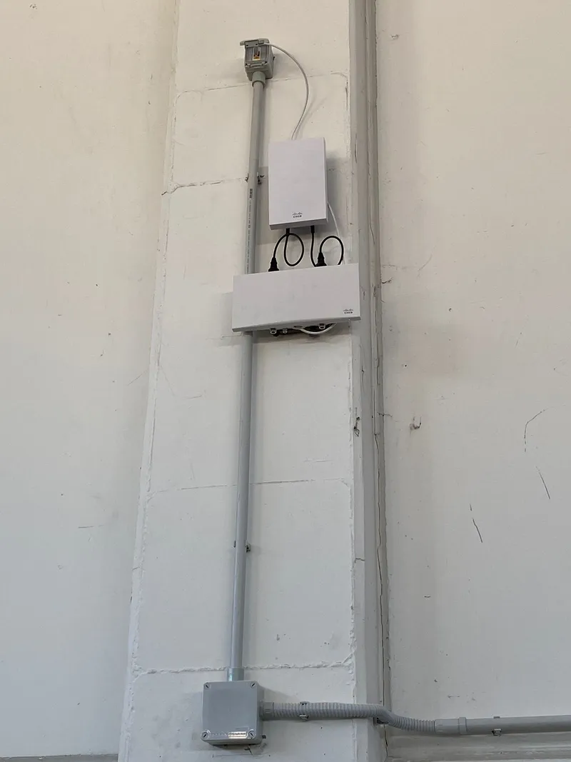 Vista general de instalación Wi-Fi en estructura de nave logística
