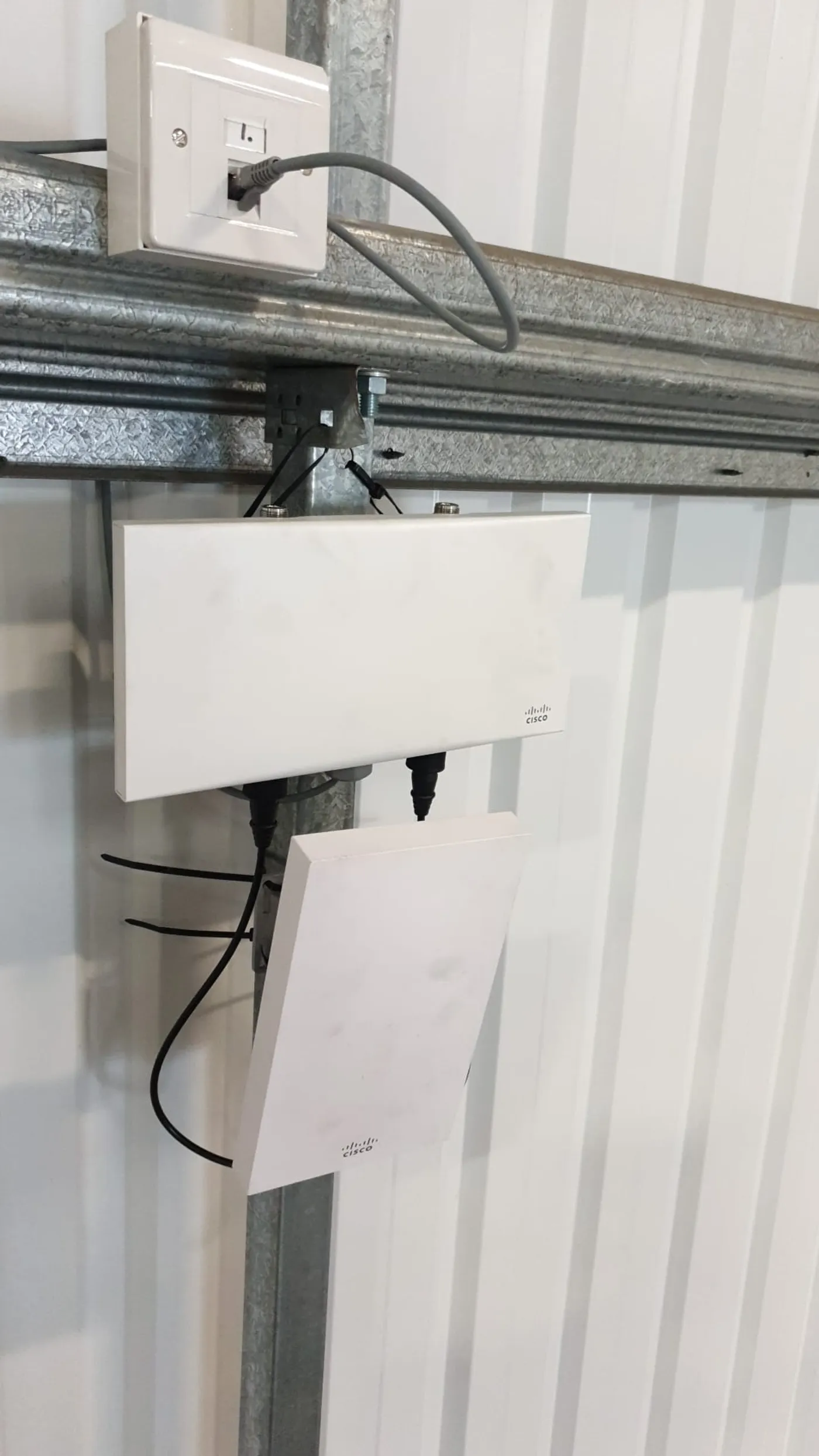Puntos de acceso instalados sobre estructura de rail suspendida