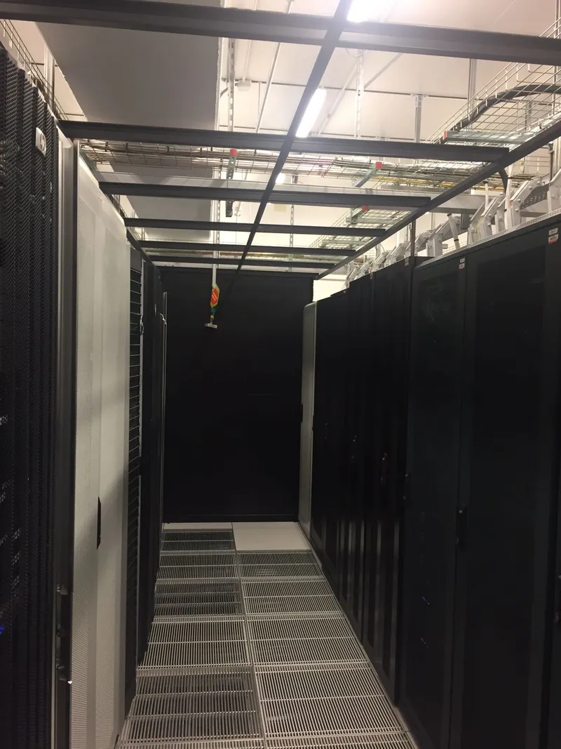 Estructura superior de soporte y canalización en sala técnica