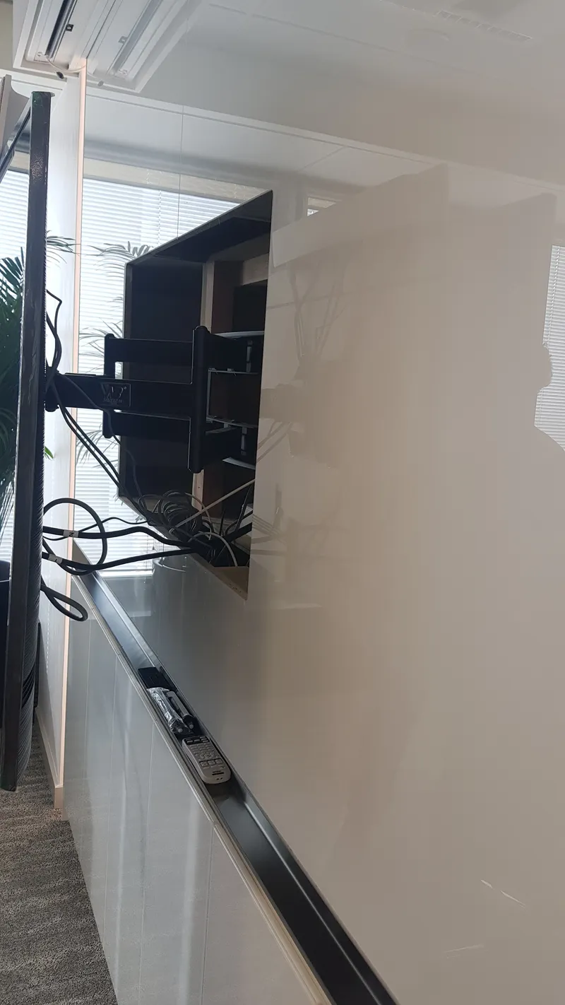Vista frontal de sala de reuniones con sistema audiovisual integrado