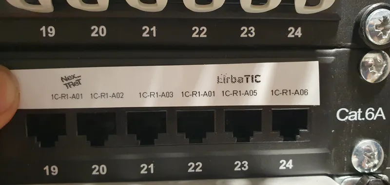 Detalle de etiquetado en panel de parcheo Cat 6A