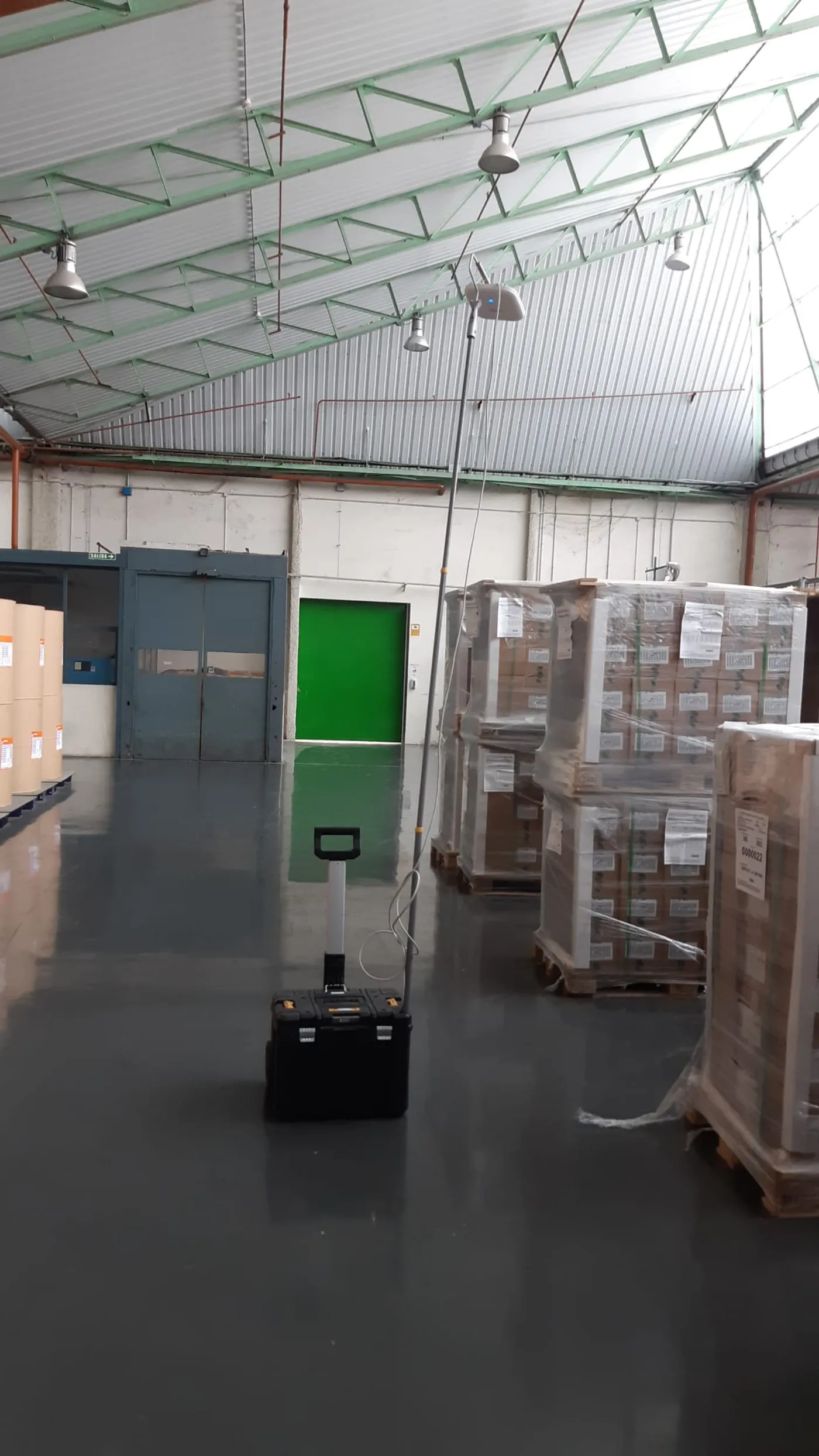 Palets de mercancía apilados alterando la propagación del Wi-Fi industrial