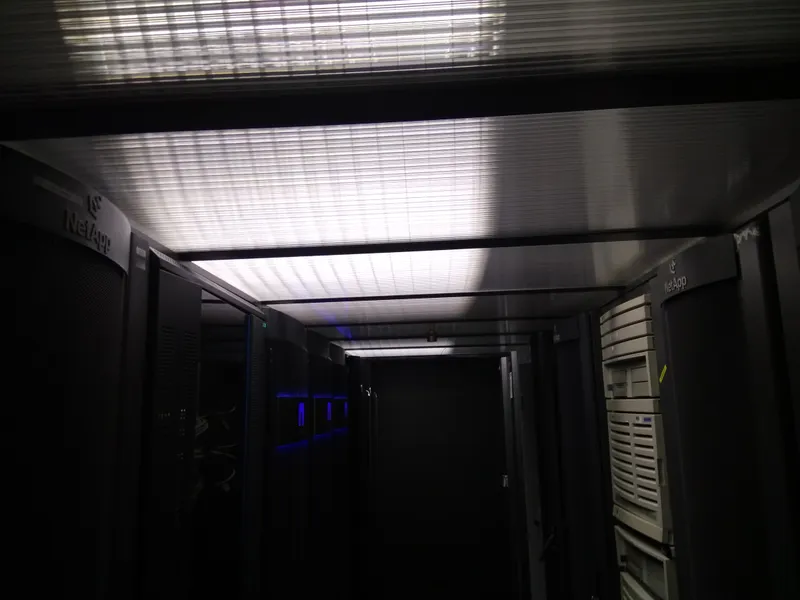 Racks de comunicaciones alineados bajo estructura modular