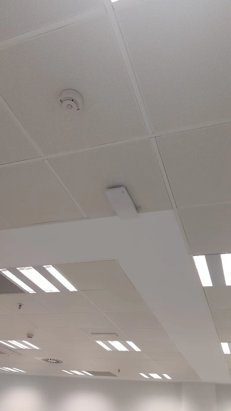 Canalización vertical para red de datos en entorno industrial
