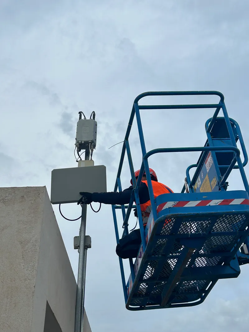 Instalación de equipamiento técnico en poste elevado