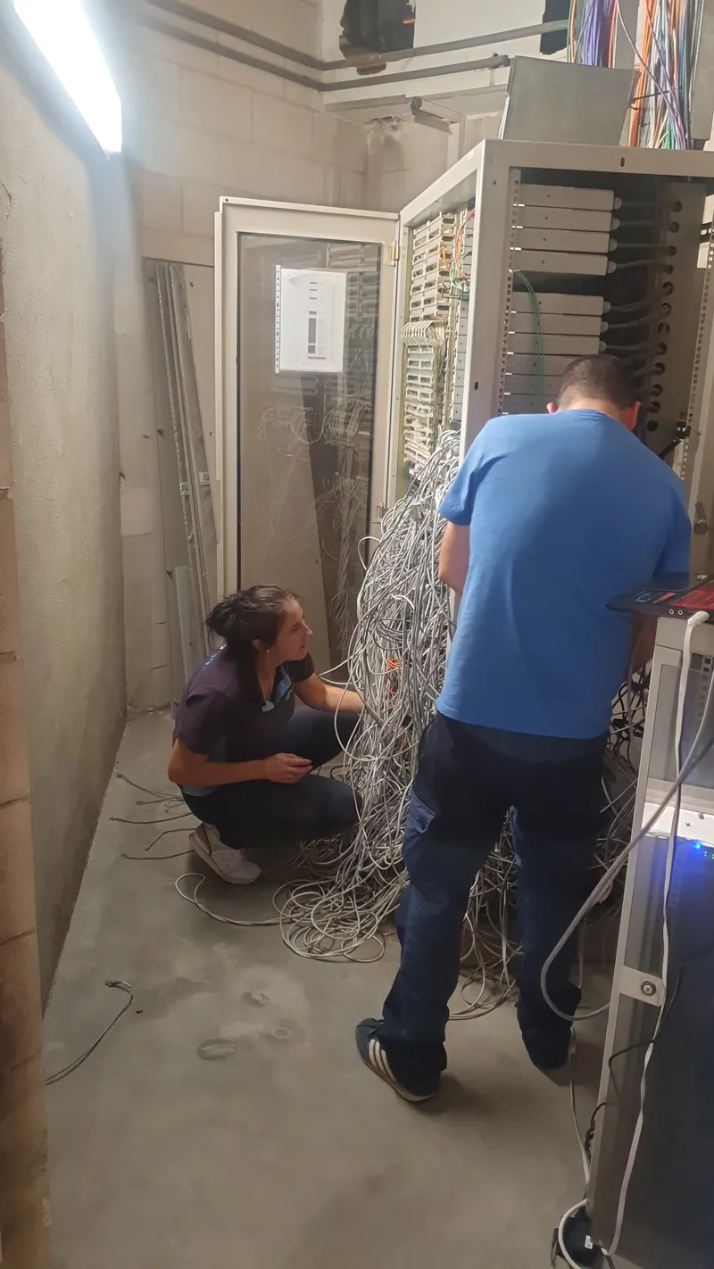 Trabajo de reorganización de cableado durante la intervención técnica