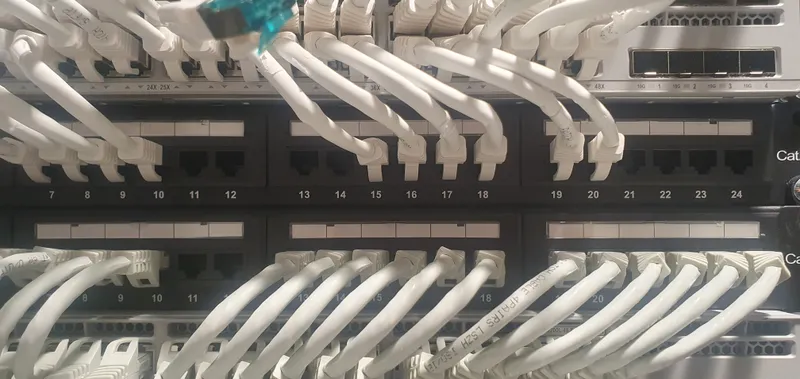 Interconexión ordenada entre switch y panel de parcheo