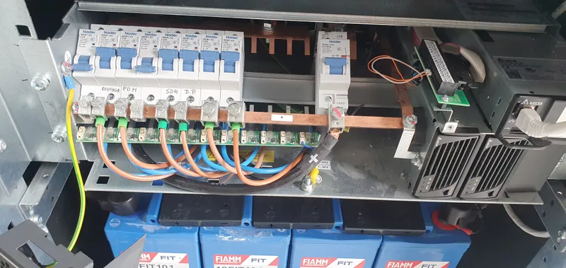 Detalle de protecciones y barras de distribución en sistema DC con cableado guiado y fijaciones correctas