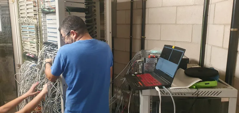 Intervención técnica en armario de comunicaciones con personal especializado