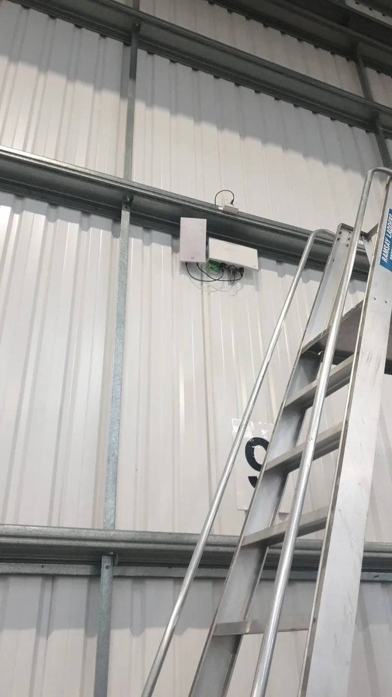Punto de acceso Wi-Fi instalado en falso techo de zona administrativa