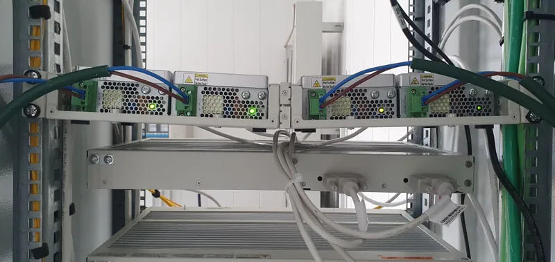 Cuadro con magnetotérmicos etiquetados y fuentes redundantes para asegurar continuidad y trazabilidad