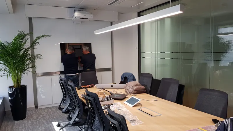 Montaje de sistema de videoconferencia en sala de juntas