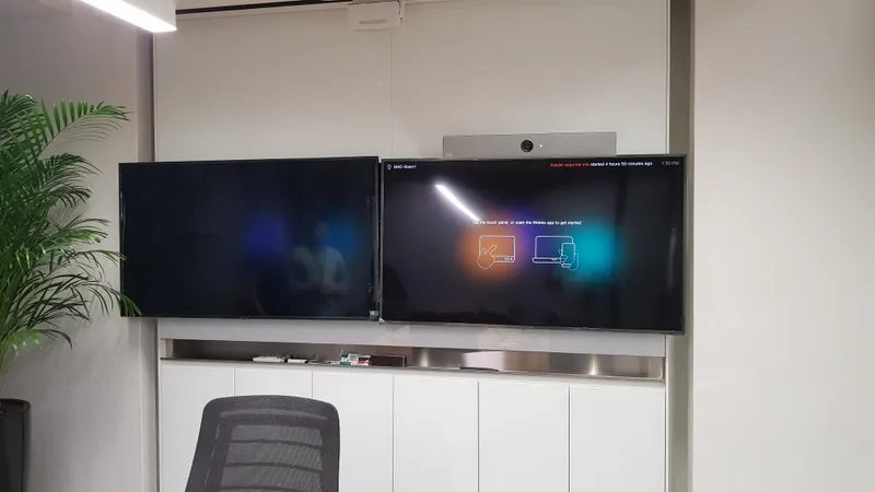 Instalación y ajuste de equipamiento audiovisual en sala de reuniones