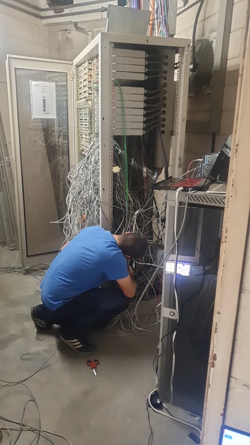 Armario técnico durante la fase final de orden y verificación