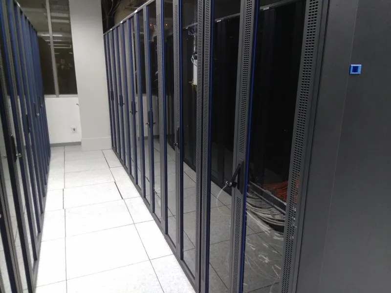 Vista lateral de racks de alta densidad en sala técnica