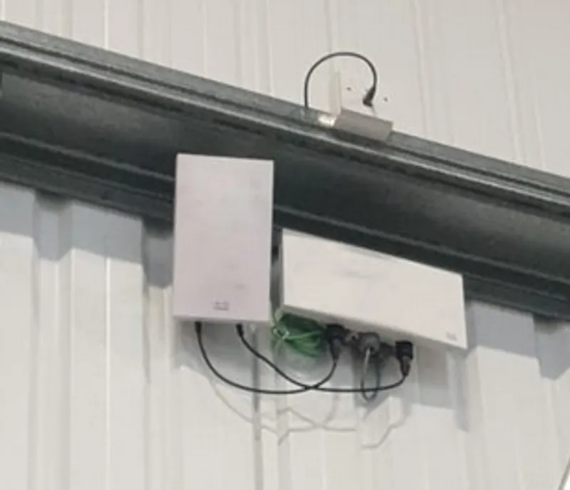 Detalle de punto de acceso y caja de comunicaciones en estructura metálica