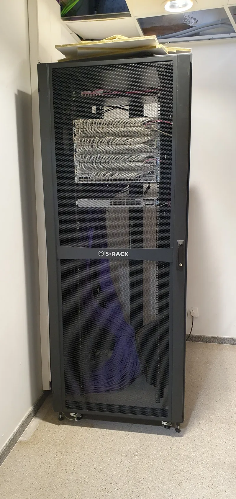 Rack con cableado de fibra óptica correctamente canalizado